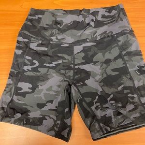 NWT never worn CVG camo shorts 5”